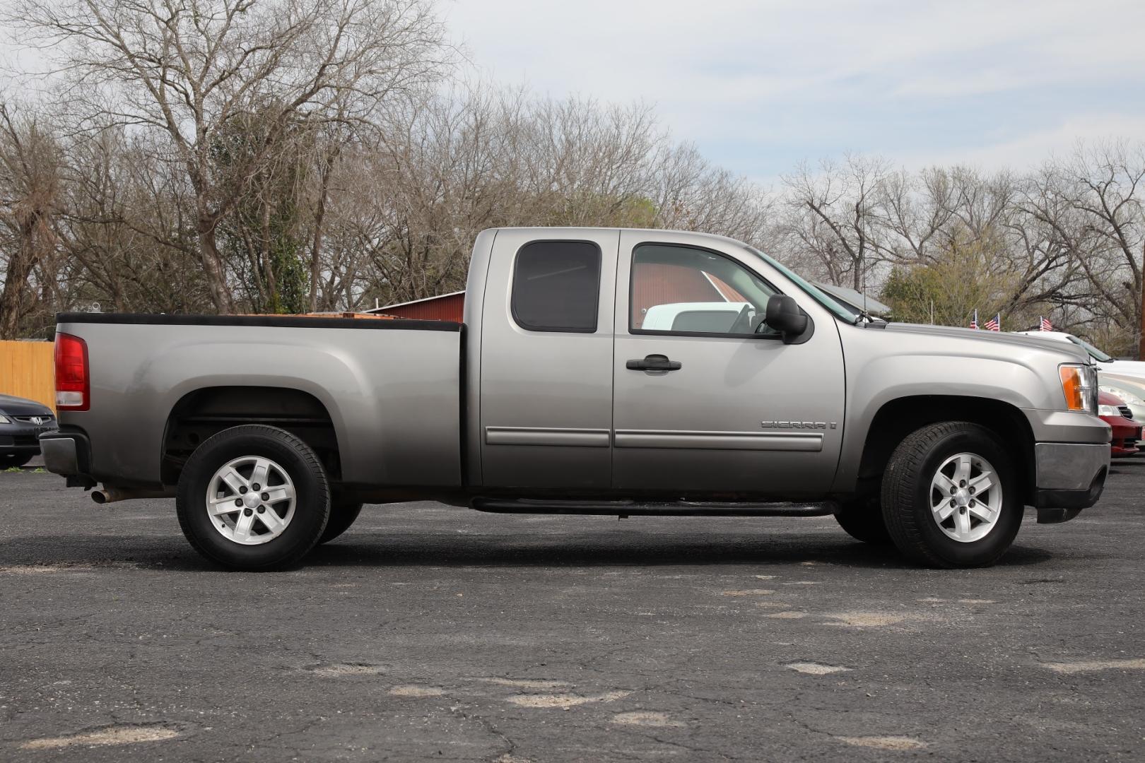 2009 GRAY GMC SIERRA 1500 SLE1 Ext. Cab Long Box 2WD (1GTEC29JX9Z) with an 5.3L V8 OHV 16V engine, 6-SPEED AUTOMATIC transmission, located at 420 E. Kingsbury St., Seguin, TX, 78155, (830) 401-0495, 29.581060, -97.961647 - Photo#3